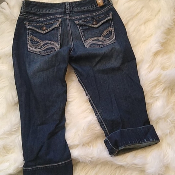 #1174 Maurice's Dark Wash Capris sz 5/6 - Picture 5 of 7